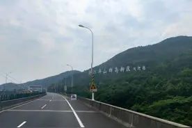岛上山村里，停了一列永远不会开动的火车，村民说：村长搬来的图片