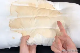 不管枕芯多脏多黄，教你不用一滴洗衣液，立马干净如新，学会不亏图片