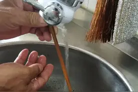 原因成“谜”！哈尔滨一居民楼用了三四年“细流水”，换了新水泵还这样图片