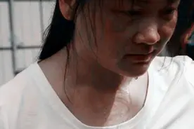 父母双亡，农村24岁女孩伺候瘫痪哥哥15年，称换裤子时最为尴尬图片