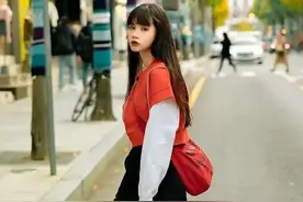 首尔女孩真会穿，看她们的“早秋街拍”，好看自然不做作图片