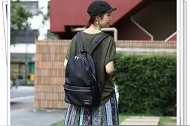 黑色背包越来越受欢迎！看看日本女孩春天怎么搭配它吧图片