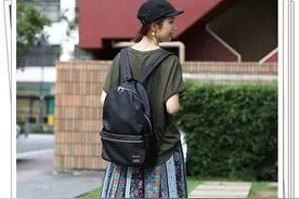 黑色背包越来越受欢迎！看看日本女孩春天怎么搭配它吧图片