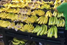 为何香蕉在超市总那么新鲜，买回家没两天就发黑发烂？原因很简单图片