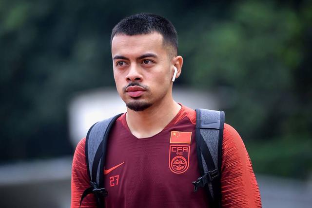 李可:中国首位归化球员,拿球稳传球准!国足最佳中场核心