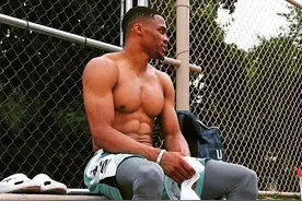 有一种肌肉叫做NBA球员的胸肌！詹姆斯如钢铁，马龙胸肌堪称完美图片
