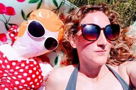 路边的娃娃不要捡，英国女子河边捡了一个带回家，没多久就生病了图片