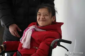 脑瘫的丽丽不认命图片