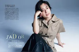 小白鞋早就烂大街了，今夏流行这3双凉鞋，时髦舒服，还显脚小图片