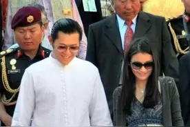 不丹王后罕见戴墨镜真酷，穿现代装暴露身材缺点脖子短，略显土气图片