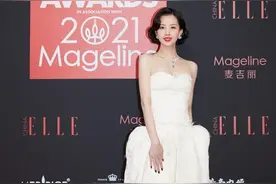 陈都灵清纯不再，穿抹胸裙烫大波浪亮相ELLE盛典，气质改变不少图片