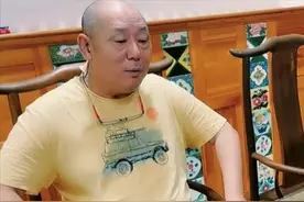 66岁李诚儒邀友人聚会，豪宅金丝楠木柜太奢华，曾手握上亿资产图片