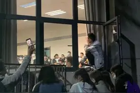 武大“恋爱课”爆满，家长没教的能在这里学到，学生：别和我抢图片