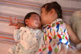 二宝出生后大宝应该跟谁睡？这3种解决方法，宝妈更倾向于哪种图片