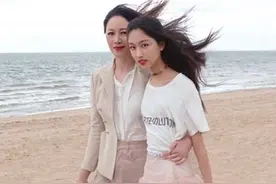 任达华掌镜拍母亲节大片，琦琦果然超模，粉色母女装依然抢镜后浪图片
