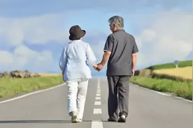 为唤醒老伴，77岁爷爷假意爆“外遇”：爱与不爱，来生都不再见图片