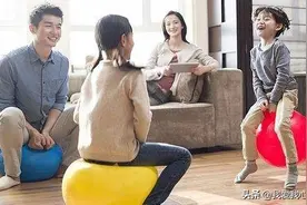 父母分手后，要不要给孩子搬家、转学图片