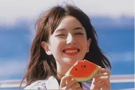 日本游客第一次来中国，超市买个大西瓜，激动到“泪目”图片