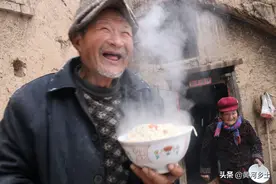 河南7旬大妈地坑院冒雪做午饭，柴火烧了1小时，老伴说香的赛神仙图片
