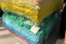气愤！“熊孩子”将美术展当游乐场，家长：踩一下有什么关系图片