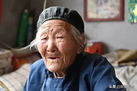 104岁奶奶，独居农村养老，父亲教她1个“嗜好”，现常为年龄烦恼图片