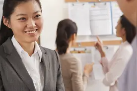 和同事聚餐，领导让我帮忙搬东西去她家，她说：今晚留下来吧图片