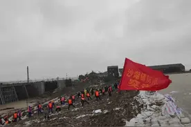 仙桃城管局4人被处理：救灾期间擅离职守围观钓鱼图片