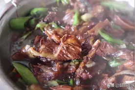 山东大姐用1米深的大锅炖肉，环境脏乱比别人贵5元，1天卖出1头牛图片