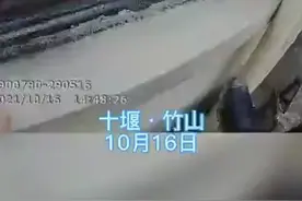 七楼楼顶外，民警将他和自己紧紧铐在一起！图片
