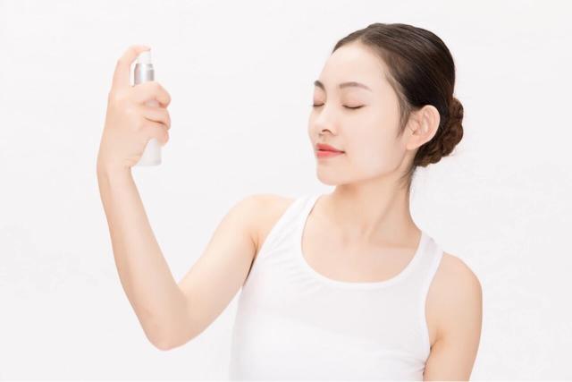 爽肤水直接用手拍？难怪效果差，很多人都不知道的爽肤水正确用法