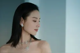 董洁抹胸花瓣长裙温婉优雅写真图片