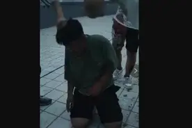 一人6个响头，磕头赔罪！河南一少年天台中遭围殴凌辱，警方：处理中图片
