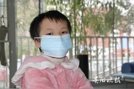 被继父砍伤脊髓的贵州女孩，可以走路啦图片