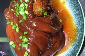 红烧肘子，软嫩入味咸香味美，过年过节时的压轴大菜图片