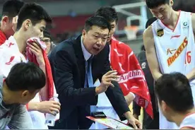 有的八一队球员已经去打野球，那主教练王治郅有新工作了吗？图片