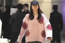 陈赫的二婚妻子真懂“驻颜术”，穿得粉粉嫩嫩的，跟大学生差不多图片