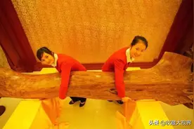 男子用20吨黄花梨做17件家具，富商出1.2亿不肯卖，如今无人接手图片