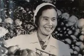 毛主席时代女卖菜工，一跃成副委员长，跌落后去创业坚持做劳模图片