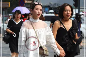 路人街拍：闺蜜出街，一个穿大蒜衣，一个穿斜肩服，另类又时髦图片