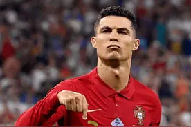 C罗起飞了！超强滞空再现，起跳3米高完成头球，36岁了依然还能飞图片