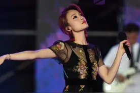 容祖儿穿衣真大胆！裹个“三角裤”就出来了，网友：刘浩龙赚大了图片
