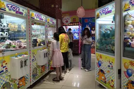 为什么都说夹娃娃机套路深，很难夹到，却为何这么多年经久不衰？图片