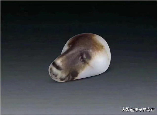 新疆奇石玉石一览，其中一块奇石以克价110万成交