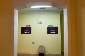 女子正在更衣室洗澡，突然闯进来一名男子！对方称在找人，不识字图片