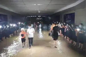 大雨致郑州东站、郑州车站雨水倒灌，工作人员人工照明疏散乘客图片