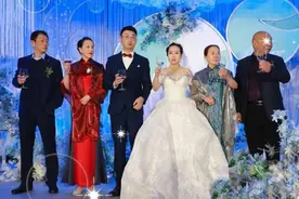 婆婆婚礼上好高调，穿红旗袍把新娘风头都抢了，1米7人群中也醒目图片