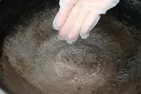 铁锅不管怎么生锈都别扔，学会这一招，秒变新锅，一年省下几百块图片