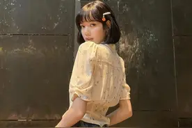 Lisa晒新造型，碎花田园风配蛇头腕表可盐可甜，天使面容下藏野性图片