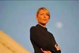看看普京的女保镖，手拿8斤钢板击退13名壮汉图片