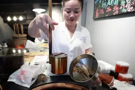 上海最后的零拷酱油铺：吊勺灌装，卖的是从前的味道图片